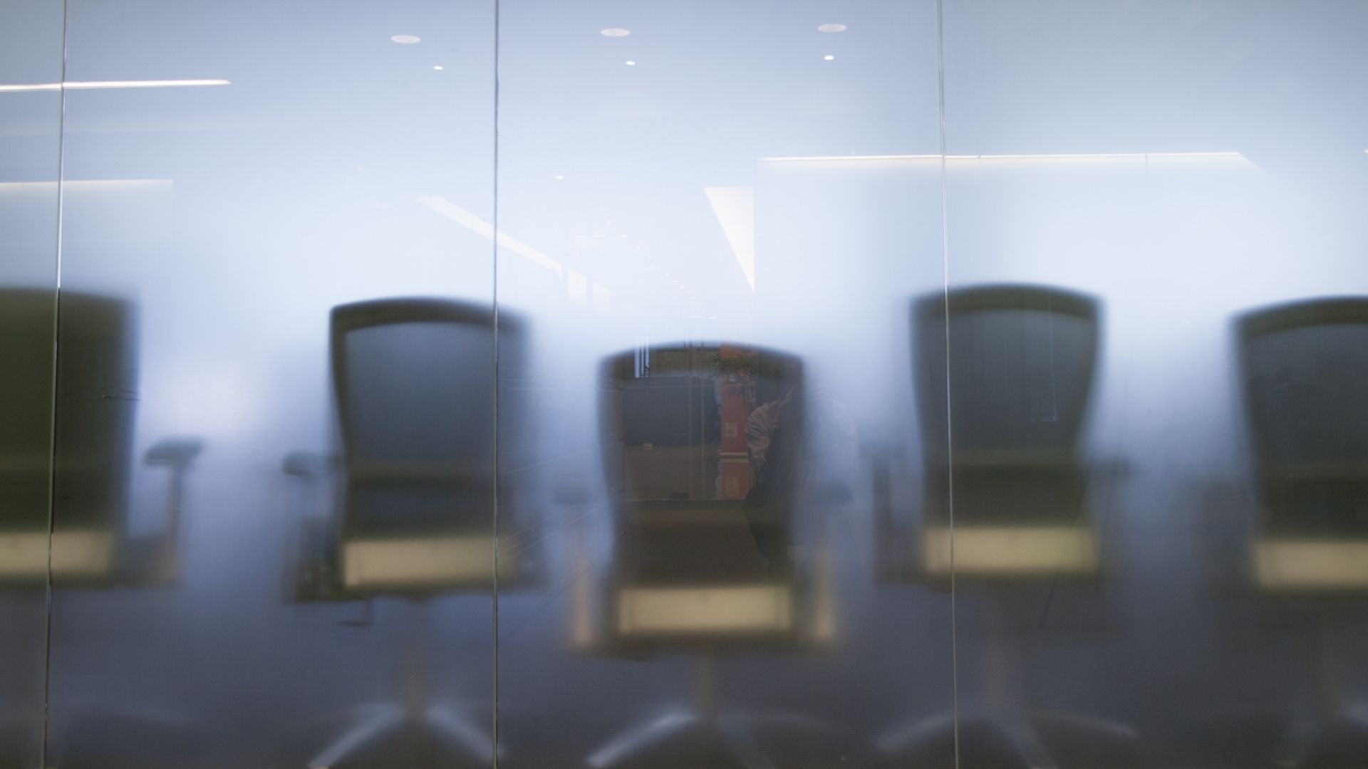 https://artvueglass.com/images/pattern-glass/office-chairs-behind%20glass-wall-obscure-textured-pattern-glass.jpg